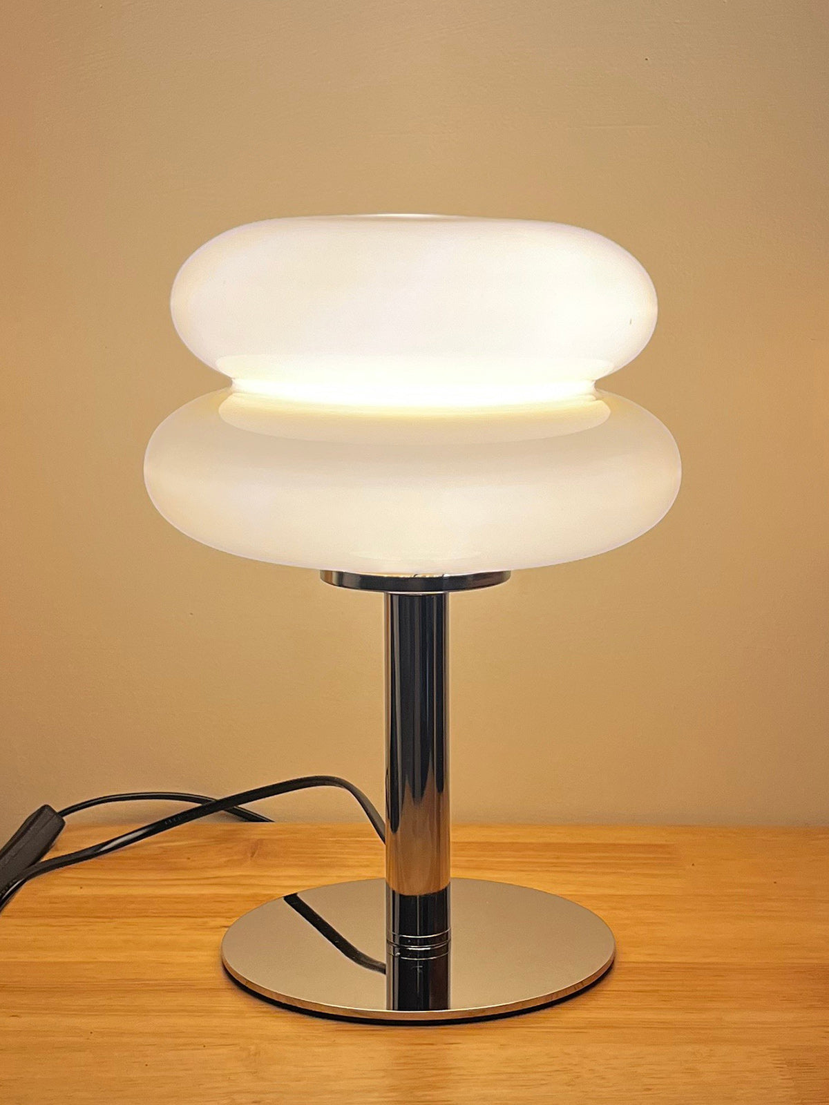 Hecho Vinen Table Lamp
