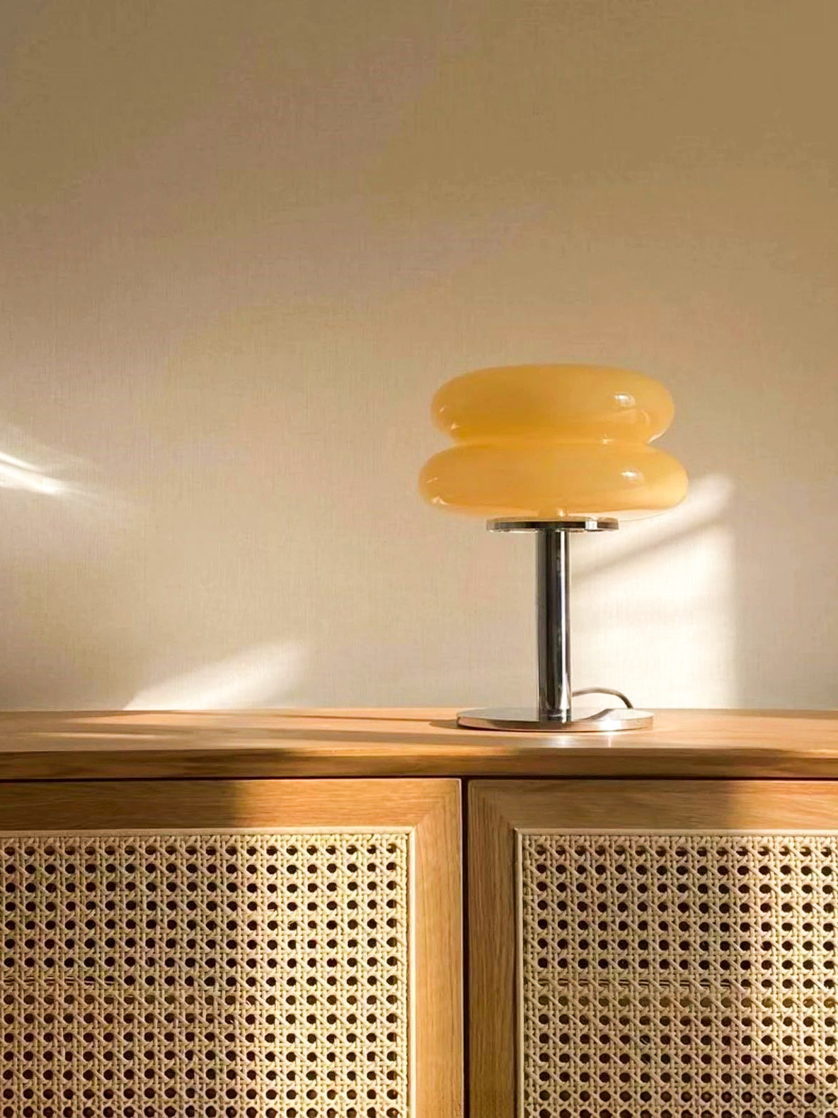 Hecho Vinen Table Lamp